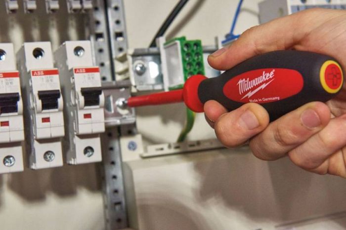 Викрутка VDE діелектрична MILWAUKEE SW10х125