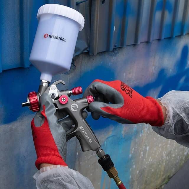 Рукавичка трикотажна з покриттям з сірого нітрилу на долоні, синтетична, червона, 10" INTERTOOL SP-0124