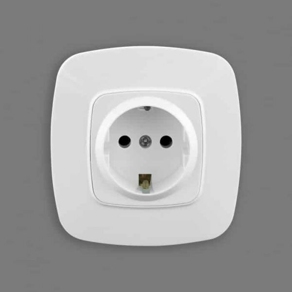 Розетка одинарна з заземленням біла ELA