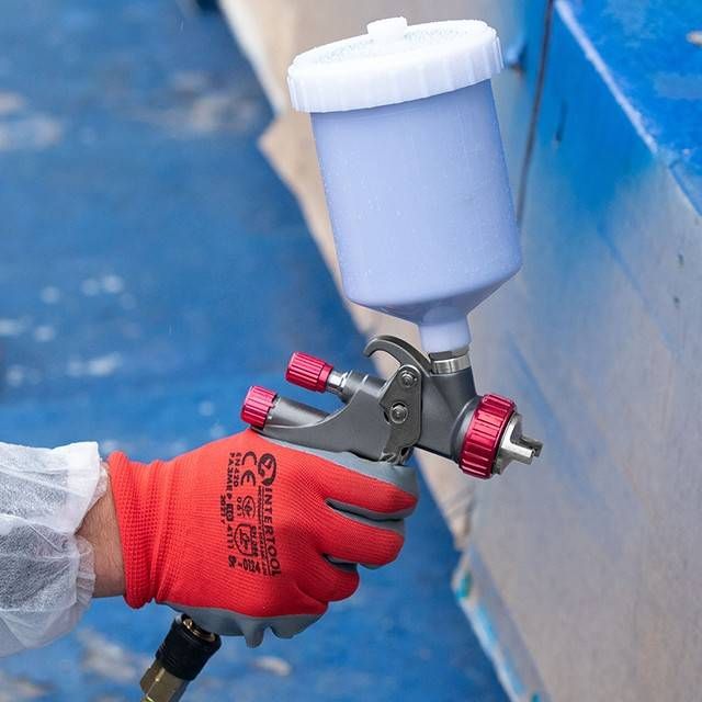 Рукавичка трикотажна з покриттям з сірого нітрилу на долоні, синтетична, червона, 10" INTERTOOL SP-0124